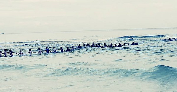 Beachgoers formed a human chain to save a family in Florida