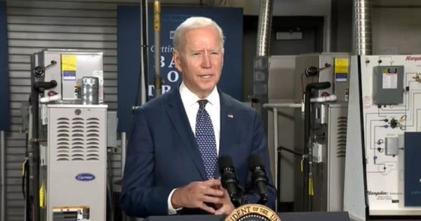 Biden : “Anybody Making Less Than $400,000 a Year will Not Pay a Single Penny in Taxes”