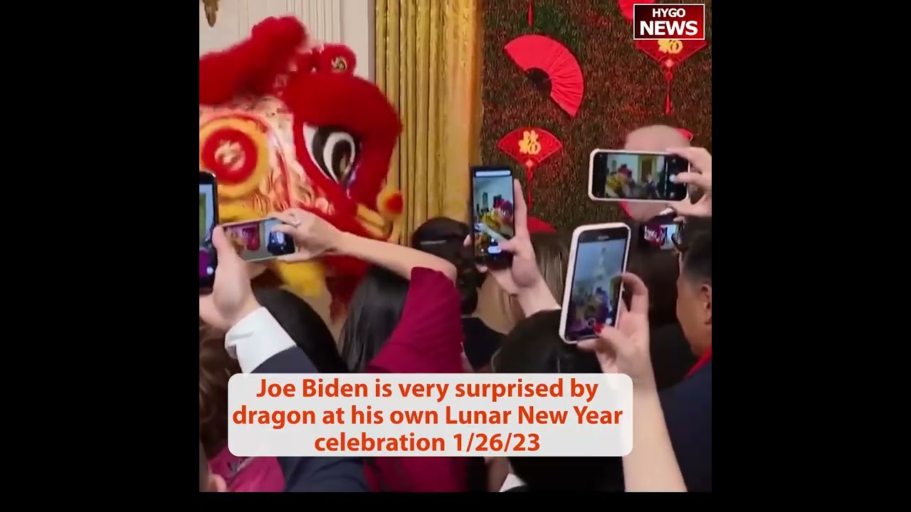 Jill Biden drags Joe on stage come, Biden was freaked out by the giant dragon, confused “aa… nih..